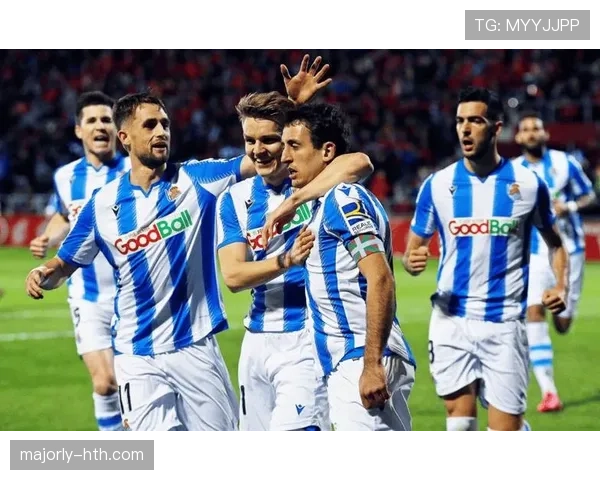 西甲皇家社会球迷狂热助威,主场氛围持续提升 西甲皇家社会球迷狂热助威,主场氛围持续提升