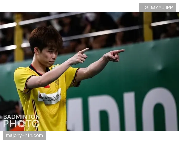 翁泓阳训练完直接拎着两袋蛋白粉去接娃？